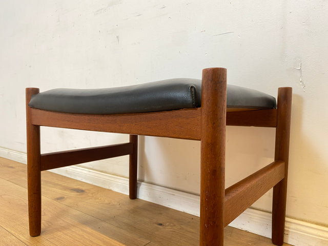 WMK Stilvoller und sehr gut erhaltener skandinavischer Hocker mit schwarzem Kunstlederbezug und edlem Teakholz Rahmen # Sitzhocker Fußhocker Bank Fußbank Bank Danish Design Mid-Century Vintage Teak