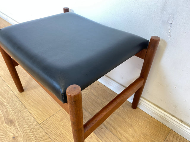 WMK Stilvoller und sehr gut erhaltener skandinavischer Hocker mit schwarzem Kunstlederbezug und edlem Teakholz Rahmen # Sitzhocker Fußhocker Bank Fußbank Bank Danish Design Mid-Century Vintage Teak