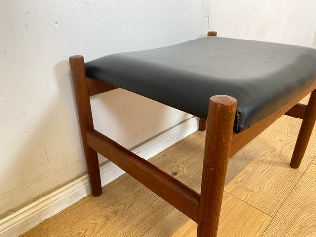 WMK Stilvoller und sehr gut erhaltener skandinavischer Hocker mit schwarzem Kunstlederbezug und edlem Teakholz Rahmen # Sitzhocker Fußhocker Bank Fußbank Bank Danish Design Mid-Century Vintage Teak