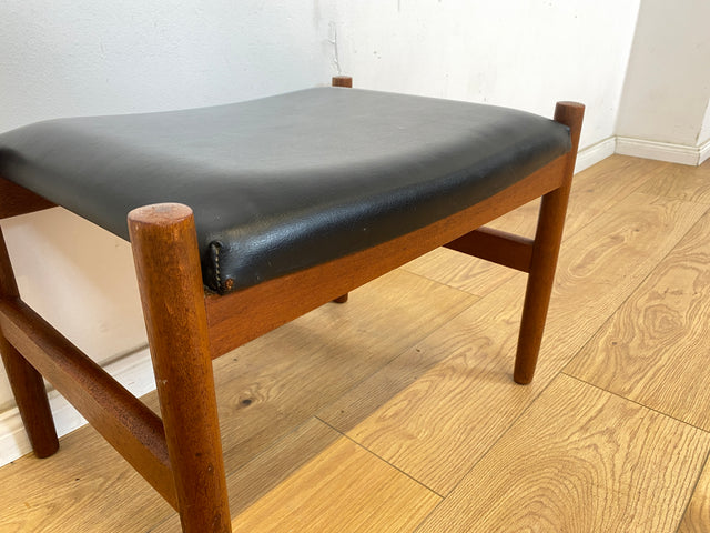 WMK Stilvoller und sehr gut erhaltener skandinavischer Hocker mit schwarzem Kunstlederbezug und edlem Teakholz Rahmen # Sitzhocker Fußhocker Bank Fußbank Bank Danish Design Mid-Century Vintage Teak