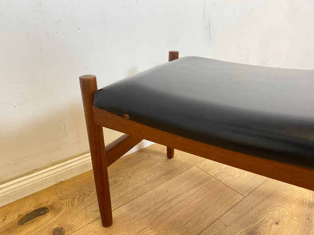 WMK Stilvoller und sehr gut erhaltener skandinavischer Hocker mit schwarzem Kunstlederbezug und edlem Teakholz Rahmen # Sitzhocker Fußhocker Bank Fußbank Bank Danish Design Mid-Century Vintage Teak