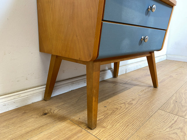 WMK 1/2 Besonders schöner & gut erhaltener Mid-Century Nachttisch , Vollholz ,  mit Schubladen in blau bezogen # Nachtschrank Nachtkommode Nachtschränkchen Bedside Table Kommode Vintage DDR 50er 60er