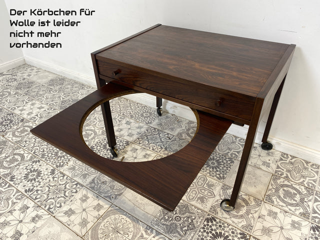 WMK Minimalistische & sehr gut erhaltene skandinavische Nähkommode auf Rollen, in Palisander mit Schublade # Nähschränkchen Kommode Beistelltisch Schmuckkasten Ablage Danish Design Mid-Century Vintage