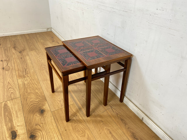 WMK Eleganter & sehr gut erhaltener skandinavischer Satztisch mit kunstvollen Fliesen & Palisander Rahmen , Dänemark um 1960 # Beistelltisch Couchtisch Fliesentisch Coffe table Mid-Century  Vintage