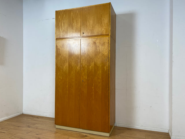 Das Glanzstück I Geräumiger heller 60er Jahre Kleiderschrank mit Aufsatz