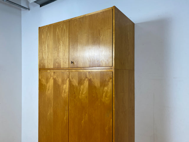 Das Glanzstück I Geräumiger heller 60er Jahre Kleiderschrank mit Aufsatz