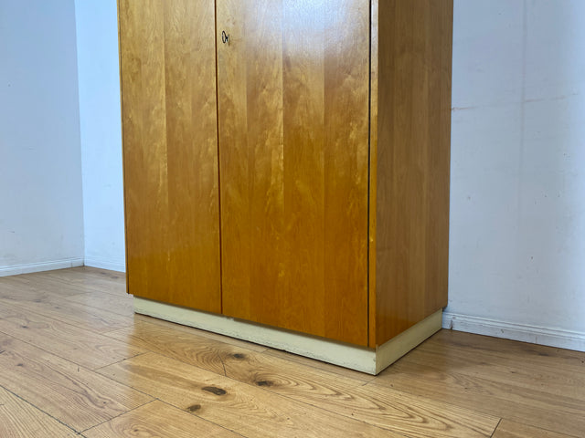 Das Glanzstück I Geräumiger heller 60er Jahre Kleiderschrank mit Aufsatz