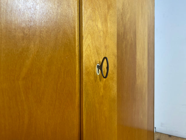 Das Glanzstück I Geräumiger heller 60er Jahre Kleiderschrank mit Aufsatz
