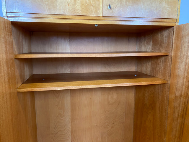 Das Glanzstück I Geräumiger heller 60er Jahre Kleiderschrank mit Aufsatz