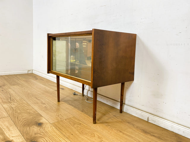 WMK Hübsche jedoch ziemlich abgenutzte kleine Mid-Century Barkommode mit Glasschiebetüren, verspiegeltem Innenraum und Beleuchtung # Barschrank Mini-Bar Hausbar Vitrine Kommode Bar Vintage 50er 60er