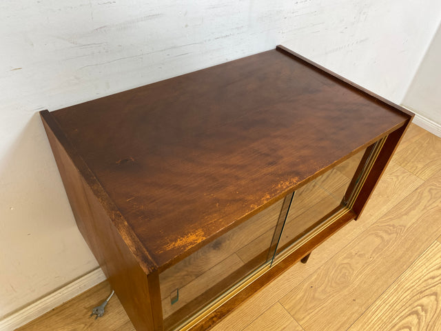 WMK Hübsche jedoch ziemlich abgenutzte kleine Mid-Century Barkommode mit Glasschiebetüren, verspiegeltem Innenraum und Beleuchtung # Barschrank Mini-Bar Hausbar Vitrine Kommode Bar Vintage 50er 60er