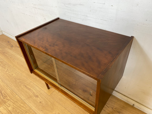 WMK Hübsche jedoch ziemlich abgenutzte kleine Mid-Century Barkommode mit Glasschiebetüren, verspiegeltem Innenraum und Beleuchtung # Barschrank Mini-Bar Hausbar Vitrine Kommode Bar Vintage 50er 60er