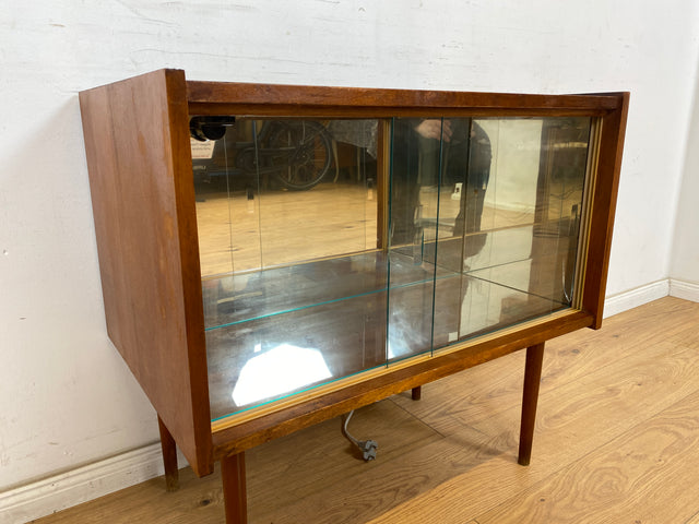 WMK Hübsche jedoch ziemlich abgenutzte kleine Mid-Century Barkommode mit Glasschiebetüren, verspiegeltem Innenraum und Beleuchtung # Barschrank Mini-Bar Hausbar Vitrine Kommode Bar Vintage 50er 60er