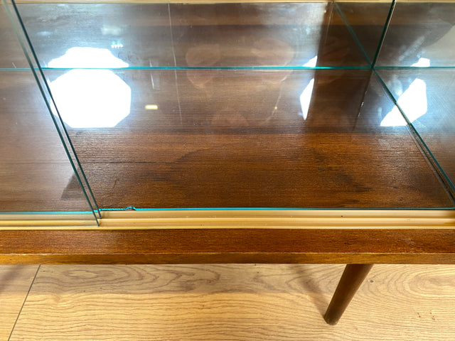 WMK Hübsche jedoch ziemlich abgenutzte kleine Mid-Century Barkommode mit Glasschiebetüren, verspiegeltem Innenraum und Beleuchtung # Barschrank Mini-Bar Hausbar Vitrine Kommode Bar Vintage 50er 60er