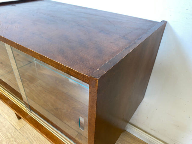 WMK Hübsche jedoch ziemlich abgenutzte kleine Mid-Century Barkommode mit Glasschiebetüren, verspiegeltem Innenraum und Beleuchtung # Barschrank Mini-Bar Hausbar Vitrine Kommode Bar Vintage 50er 60er