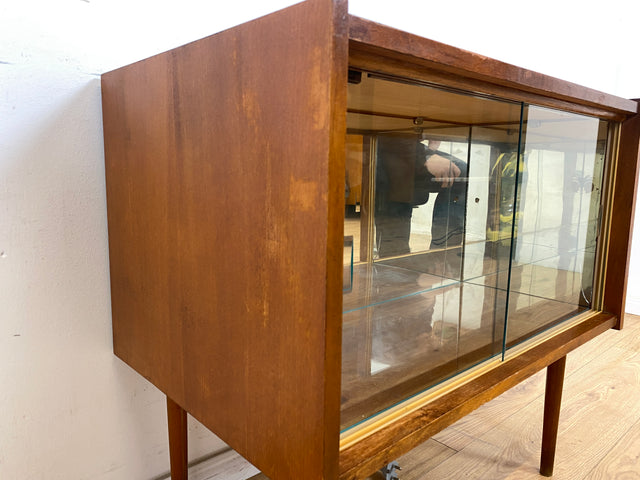 WMK Hübsche jedoch ziemlich abgenutzte kleine Mid-Century Barkommode mit Glasschiebetüren, verspiegeltem Innenraum und Beleuchtung # Barschrank Mini-Bar Hausbar Vitrine Kommode Bar Vintage 50er 60er