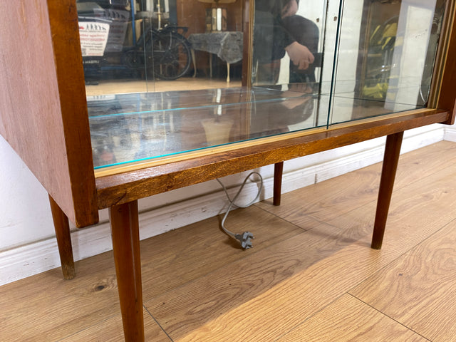 WMK Hübsche jedoch ziemlich abgenutzte kleine Mid-Century Barkommode mit Glasschiebetüren, verspiegeltem Innenraum und Beleuchtung # Barschrank Mini-Bar Hausbar Vitrine Kommode Bar Vintage 50er 60er