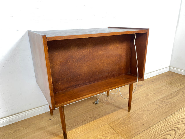 WMK Hübsche jedoch ziemlich abgenutzte kleine Mid-Century Barkommode mit Glasschiebetüren, verspiegeltem Innenraum und Beleuchtung # Barschrank Mini-Bar Hausbar Vitrine Kommode Bar Vintage 50er 60er