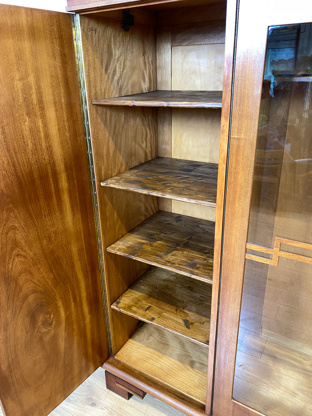 Besonders schöner 1930er Jahre Art Deco Kleiderschrank aus vollem Holz mit Glastür und Spiegel I Schrank Schlafzimmerschrank Wäscheschrank Wardrobe Antik Vintage I
