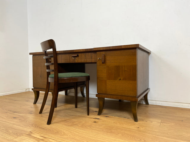 WMK Imposanter und gut erhaltener großer Art Deco Schreibtisch aus vollem Holz, freistellend, mit Schubladen und formschönen Originalgriffen # Desk Arbeitstisch Bürotisch antiker Cheftisch Vintage