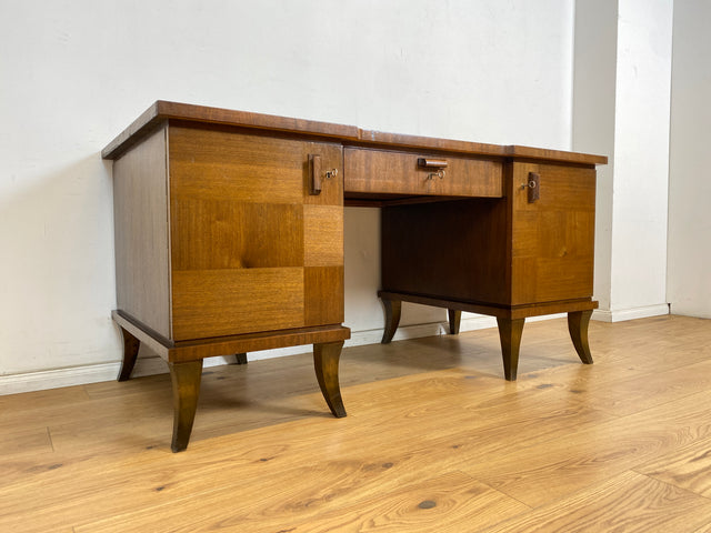 WMK Imposanter und gut erhaltener großer Art Deco Schreibtisch aus vollem Holz, freistellend, mit Schubladen und formschönen Originalgriffen # Desk Arbeitstisch Bürotisch antiker Cheftisch Vintage