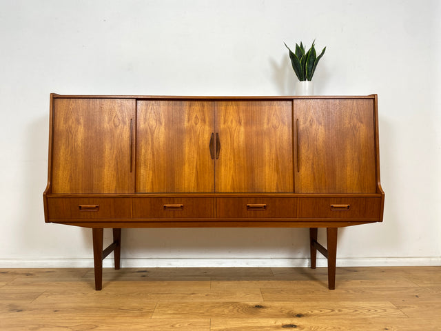 WMK Stilvolles und gut erhaltenes skandinavisches Highboard in Teakholz mit verspiegeltem Barfach, Schiebetüren, & Schubladen # Sideboard Schrank Barschrank Bar Teak Mid-Century Danish Design Vintage