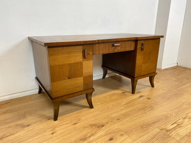 WMK Imposanter und gut erhaltener großer Art Deco Schreibtisch aus vollem Holz, freistellend, mit Schubladen und formschönen Originalgriffen # Desk Arbeitstisch Bürotisch antiker Cheftisch Vintage