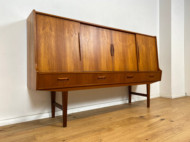 WMK Stilvolles und gut erhaltenes skandinavisches Highboard in Teakholz mit verspiegeltem Barfach, Schiebetüren, & Schubladen # Sideboard Schrank Barschrank Bar Teak Mid-Century Danish Design Vintage