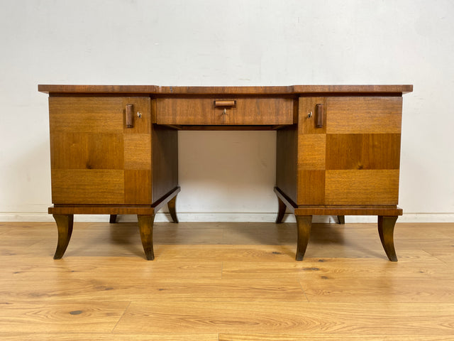 WMK Imposanter und gut erhaltener großer Art Deco Schreibtisch aus vollem Holz, freistellend, mit Schubladen und formschönen Originalgriffen # Desk Arbeitstisch Bürotisch antiker Cheftisch Vintage