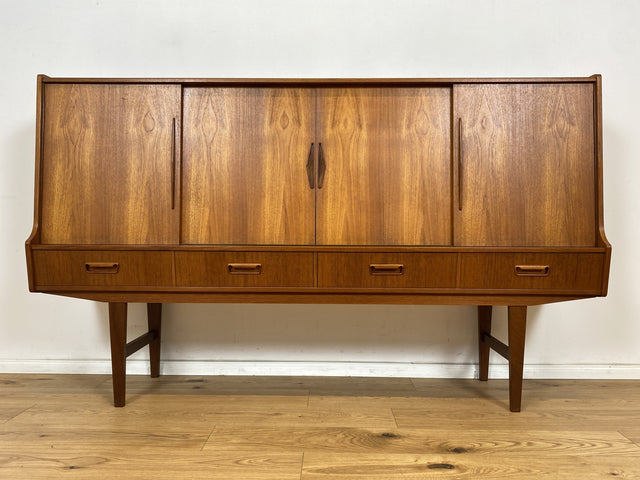 WMK Stilvolles und gut erhaltenes skandinavisches Highboard in Teakholz mit verspiegeltem Barfach, Schiebetüren, & Schubladen # Sideboard Schrank Barschrank Bar Teak Mid-Century Danish Design Vintage