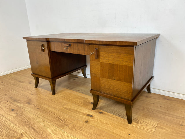 WMK Imposanter und gut erhaltener großer Art Deco Schreibtisch aus vollem Holz, freistellend, mit Schubladen und formschönen Originalgriffen # Desk Arbeitstisch Bürotisch antiker Cheftisch Vintage