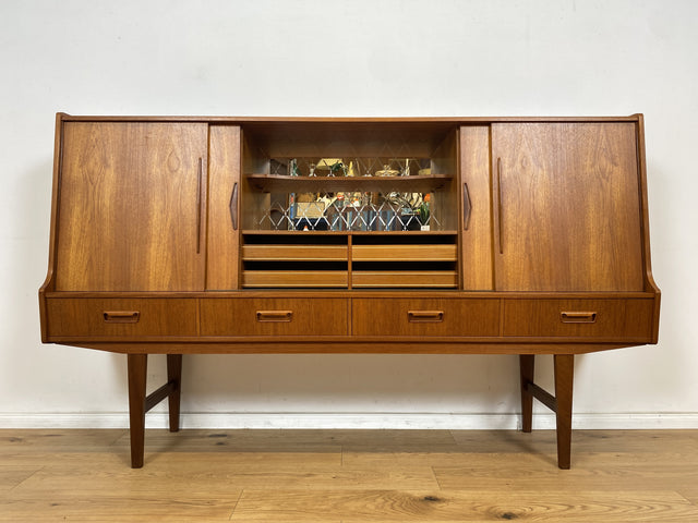 WMK Stilvolles und gut erhaltenes skandinavisches Highboard in Teakholz mit verspiegeltem Barfach, Schiebetüren, & Schubladen # Sideboard Schrank Barschrank Bar Teak Mid-Century Danish Design Vintage