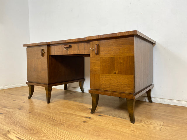 WMK Imposanter und gut erhaltener großer Art Deco Schreibtisch aus vollem Holz, freistellend, mit Schubladen und formschönen Originalgriffen # Desk Arbeitstisch Bürotisch antiker Cheftisch Vintage