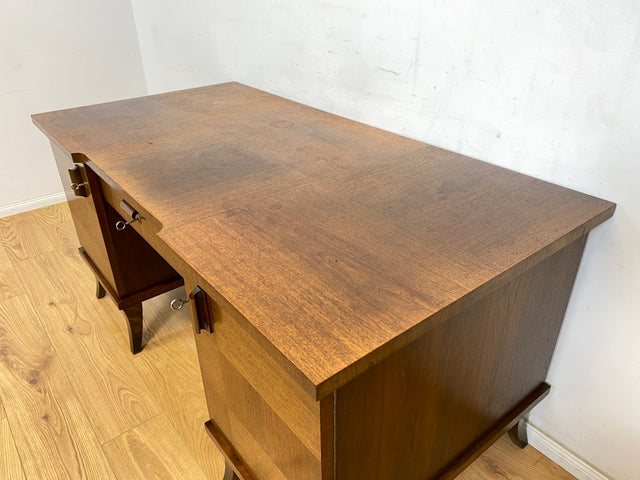 WMK Imposanter und gut erhaltener großer Art Deco Schreibtisch aus vollem Holz, freistellend, mit Schubladen und formschönen Originalgriffen # Desk Arbeitstisch Bürotisch antiker Cheftisch Vintage