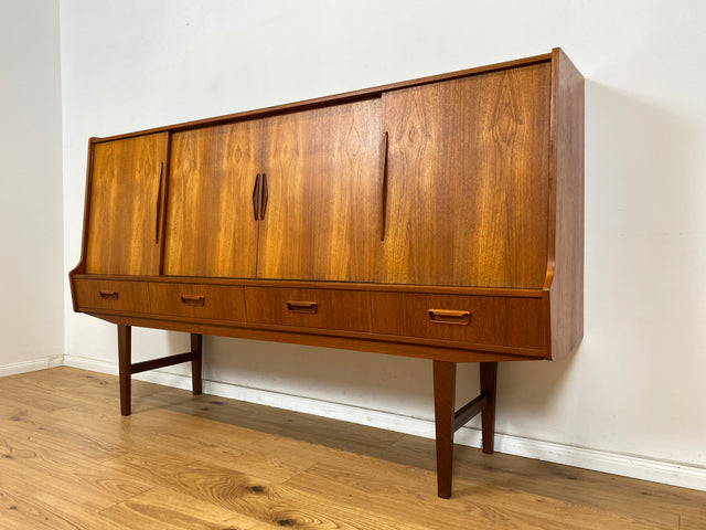 WMK Stilvolles und gut erhaltenes skandinavisches Highboard in Teakholz mit verspiegeltem Barfach, Schiebetüren, & Schubladen # Sideboard Schrank Barschrank Bar Teak Mid-Century Danish Design Vintage