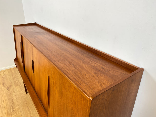 WMK Stilvolles und gut erhaltenes skandinavisches Highboard in Teakholz mit verspiegeltem Barfach, Schiebetüren, & Schubladen # Sideboard Schrank Barschrank Bar Teak Mid-Century Danish Design Vintage