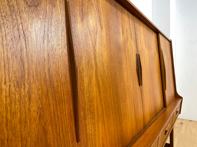 WMK Stilvolles und gut erhaltenes skandinavisches Highboard in Teakholz mit verspiegeltem Barfach, Schiebetüren, & Schubladen # Sideboard Schrank Barschrank Bar Teak Mid-Century Danish Design Vintage