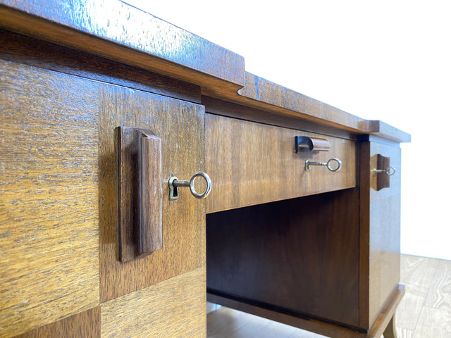 WMK Imposanter und gut erhaltener großer Art Deco Schreibtisch aus vollem Holz, freistellend, mit Schubladen und formschönen Originalgriffen # Desk Arbeitstisch Bürotisch antiker Cheftisch Vintage