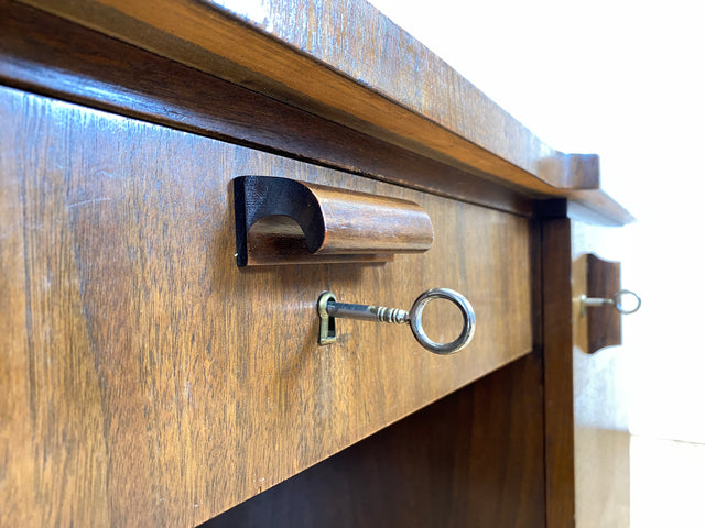 WMK Imposanter und gut erhaltener großer Art Deco Schreibtisch aus vollem Holz, freistellend, mit Schubladen und formschönen Originalgriffen # Desk Arbeitstisch Bürotisch antiker Cheftisch Vintage