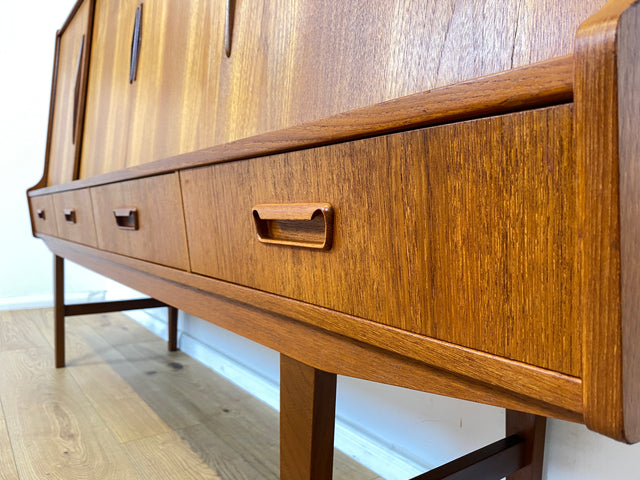 WMK Stilvolles und gut erhaltenes skandinavisches Highboard in Teakholz mit verspiegeltem Barfach, Schiebetüren, & Schubladen # Sideboard Schrank Barschrank Bar Teak Mid-Century Danish Design Vintage