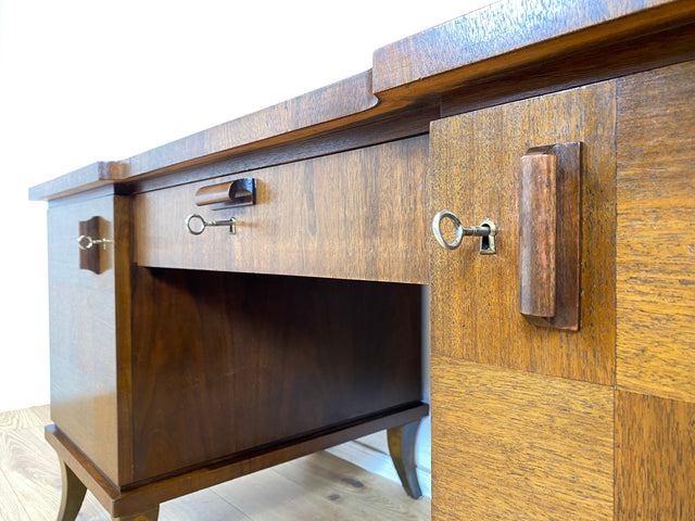 WMK Imposanter und gut erhaltener großer Art Deco Schreibtisch aus vollem Holz, freistellend, mit Schubladen und formschönen Originalgriffen # Desk Arbeitstisch Bürotisch antiker Cheftisch Vintage