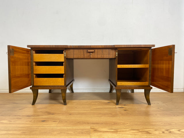 WMK Imposanter und gut erhaltener großer Art Deco Schreibtisch aus vollem Holz, freistellend, mit Schubladen und formschönen Originalgriffen # Desk Arbeitstisch Bürotisch antiker Cheftisch Vintage