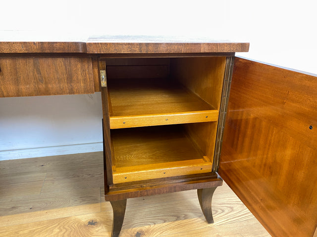 WMK Imposanter und gut erhaltener großer Art Deco Schreibtisch aus vollem Holz, freistellend, mit Schubladen und formschönen Originalgriffen # Desk Arbeitstisch Bürotisch antiker Cheftisch Vintage