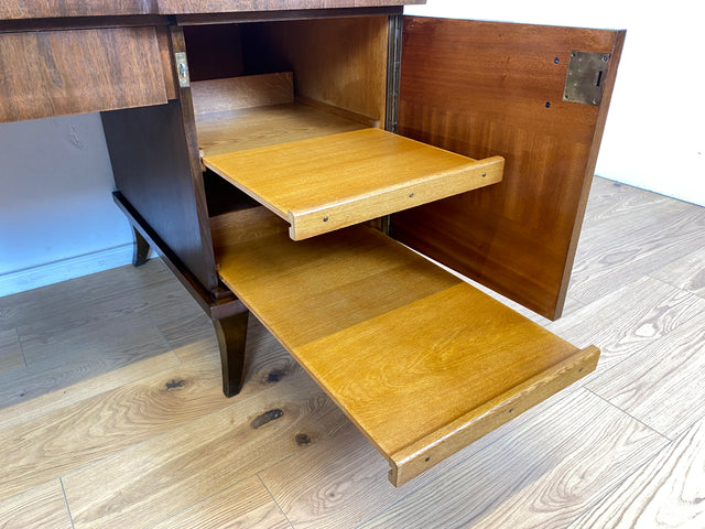 WMK Imposanter und gut erhaltener großer Art Deco Schreibtisch aus vollem Holz, freistellend, mit Schubladen und formschönen Originalgriffen # Desk Arbeitstisch Bürotisch antiker Cheftisch Vintage