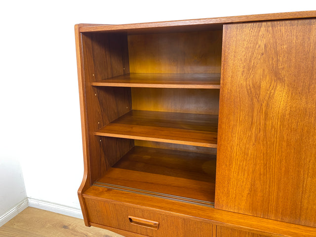 WMK Stilvolles und gut erhaltenes skandinavisches Highboard in Teakholz mit verspiegeltem Barfach, Schiebetüren, & Schubladen # Sideboard Schrank Barschrank Bar Teak Mid-Century Danish Design Vintage