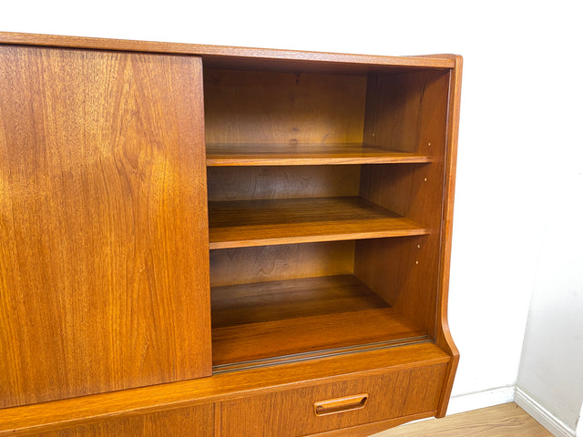 WMK Stilvolles und gut erhaltenes skandinavisches Highboard in Teakholz mit verspiegeltem Barfach, Schiebetüren, & Schubladen # Sideboard Schrank Barschrank Bar Teak Mid-Century Danish Design Vintage