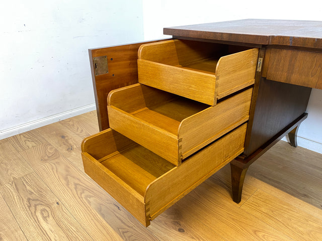 WMK Imposanter und gut erhaltener großer Art Deco Schreibtisch aus vollem Holz, freistellend, mit Schubladen und formschönen Originalgriffen # Desk Arbeitstisch Bürotisch antiker Cheftisch Vintage