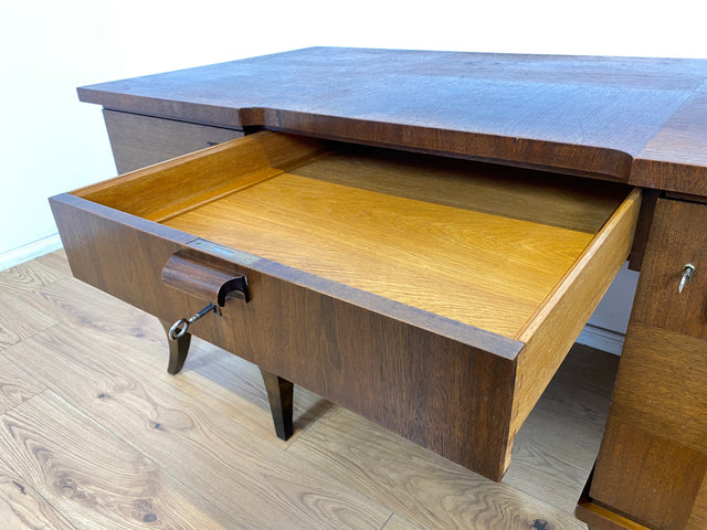 WMK Imposanter und gut erhaltener großer Art Deco Schreibtisch aus vollem Holz, freistellend, mit Schubladen und formschönen Originalgriffen # Desk Arbeitstisch Bürotisch antiker Cheftisch Vintage