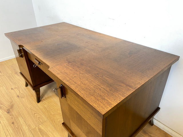 WMK Imposanter und gut erhaltener großer Art Deco Schreibtisch aus vollem Holz, freistellend, mit Schubladen und formschönen Originalgriffen # Desk Arbeitstisch Bürotisch antiker Cheftisch Vintage