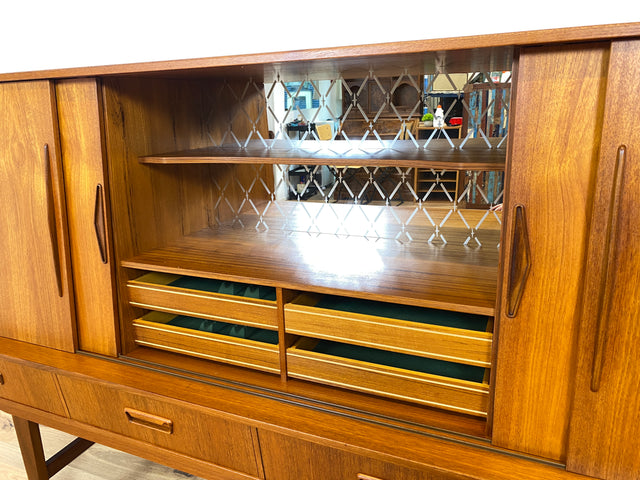 WMK Stilvolles und gut erhaltenes skandinavisches Highboard in Teakholz mit verspiegeltem Barfach, Schiebetüren, & Schubladen # Sideboard Schrank Barschrank Bar Teak Mid-Century Danish Design Vintage